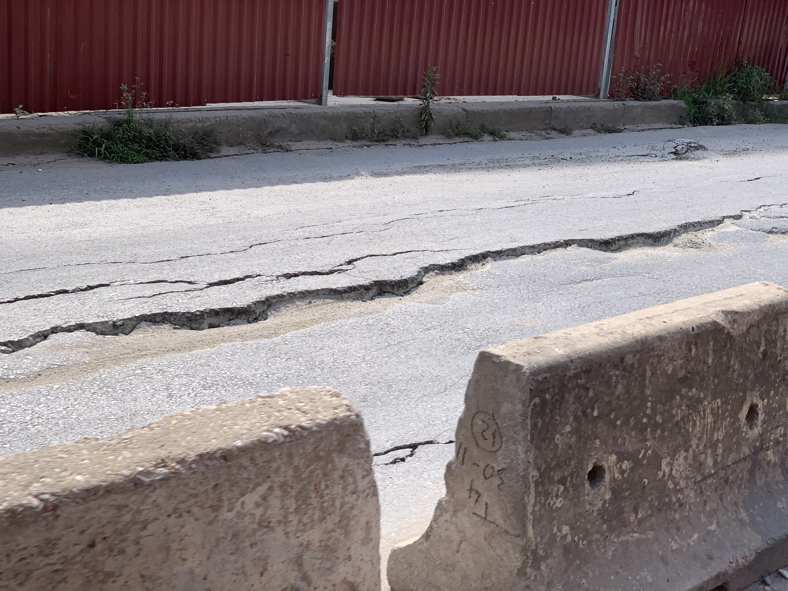 Nhiều đoạn mặt đường &Acirc;u Cơ bị nứt to đến mức c&oacute; thể lọt cả b&aacute;nh xe m&aacute;y.