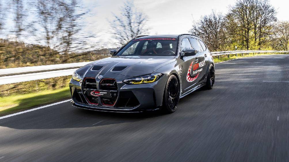 Một số chi tiết nâng cấp ngoại thất nổi bật như nắp capo có hai khe gió lớn, logo BMW M - kỷ niệm 50 năm