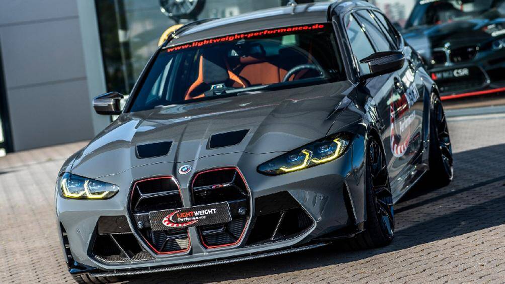 Cụm lưới tản nhiệt hình quả thận viền đỏ, các khe hút gió phía trước và đèn pha màu vàng