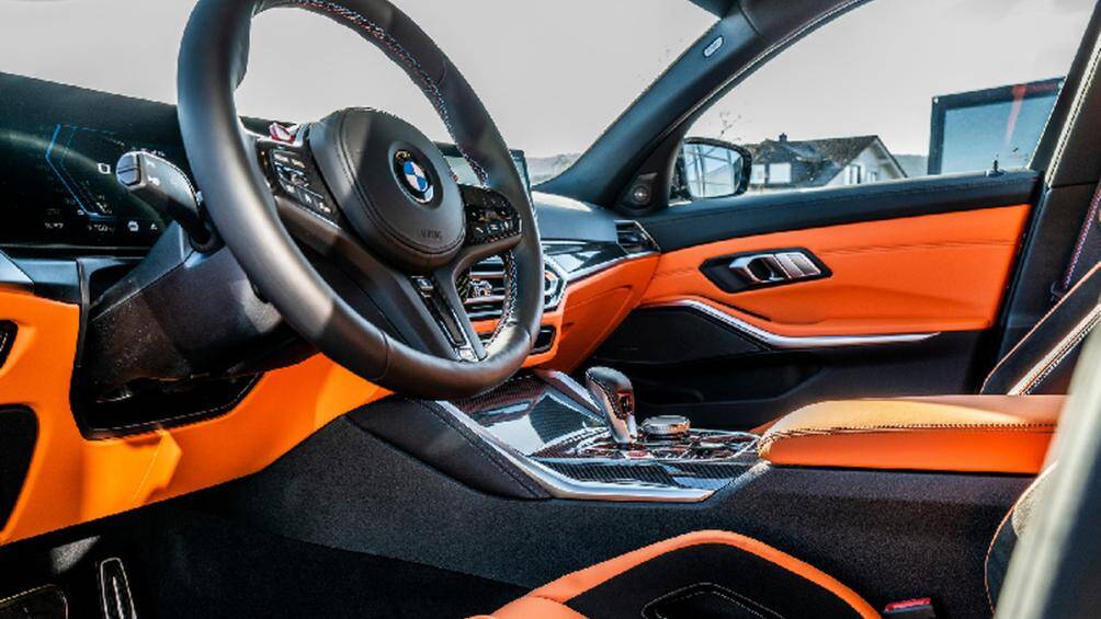 Nhiều chi tiết nội thất được chế tác từ chất liệu Alcantara và sợi carbon cao cấp, Tapi và taplo cũng có màu da mới màu cam