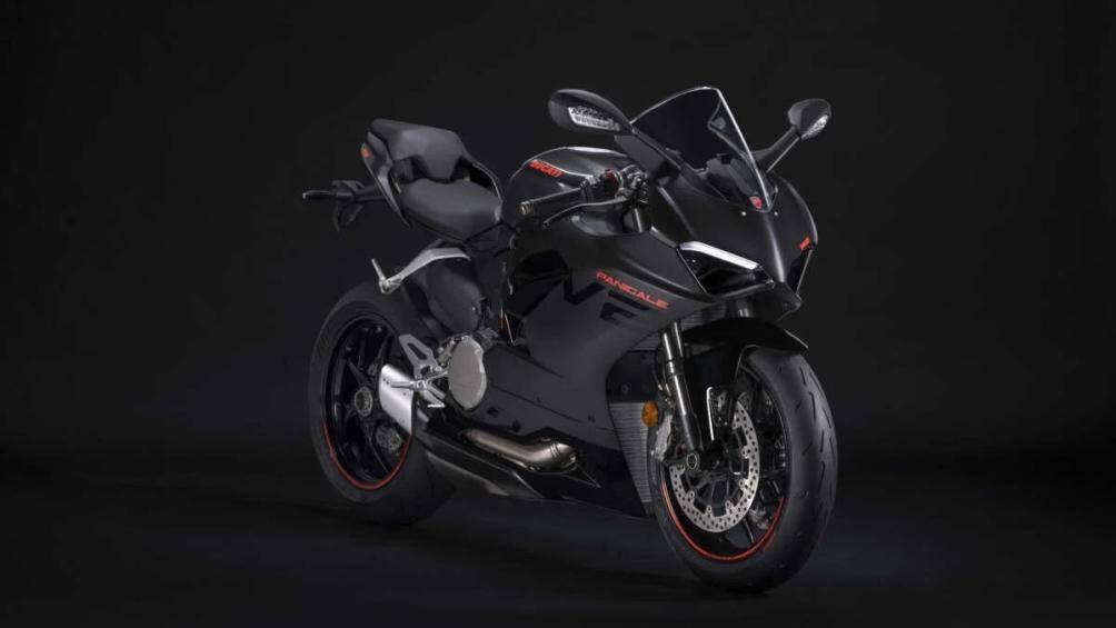 Tùy chọn màu mới “Black on black” hiện có giá 129.900 RM (tương đương khoảng 662 triệu đồng) chưa bao gồm thuế đường bộ, bảo hiểm và đăng ký