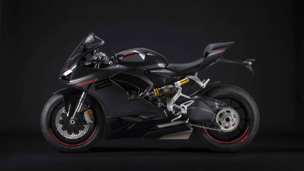 Không chỉ có lớp sơn ngoại thất mới, Panigale V2 2024 còn được cải tiến với lốp Pirelli Diablo Rosso IV Corsa