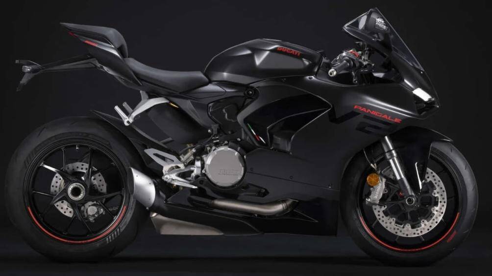 Sắc đỏ Ducati vẫn hiện diện ở một số chi tiết trên bình xăng, yếm và bánh xe trong khi yên xe được phủ bằng đồ họa và vật liệu mới
