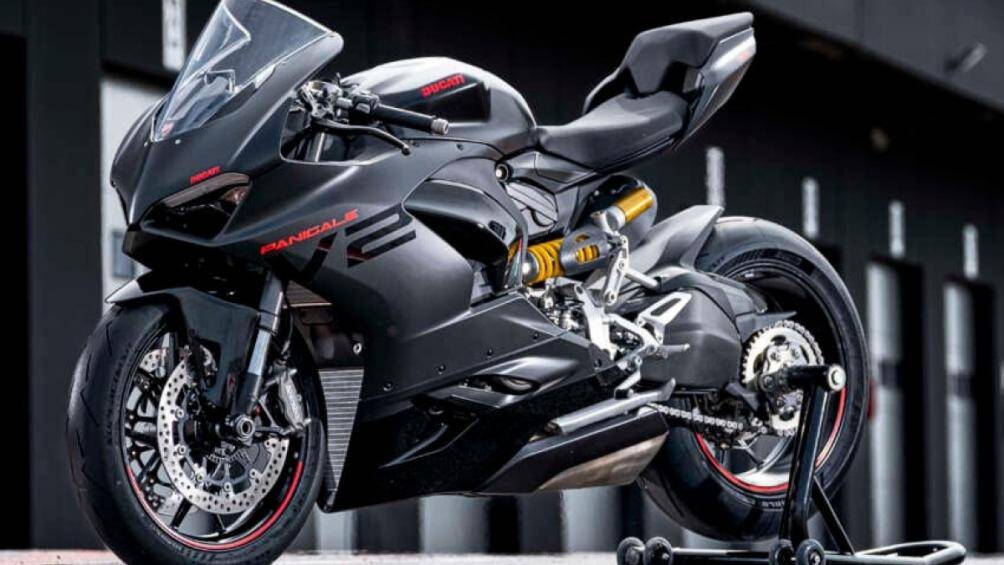 Hãng xe mô tô Ducati vừa giới thiệu thêm tùy chọn màu sắc "Black on black" dành riêng cho mẫu xe Panigale V2 phiên bản nâng cấp mới
