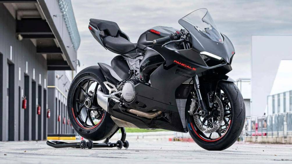 Phối màu Black on black của Panigale V2 2024 chủ yếu là màu xám mờ đậm, xen kẽ với các điểm nhấn màu đen bóng cùng logo Panigale V2 nổi bật