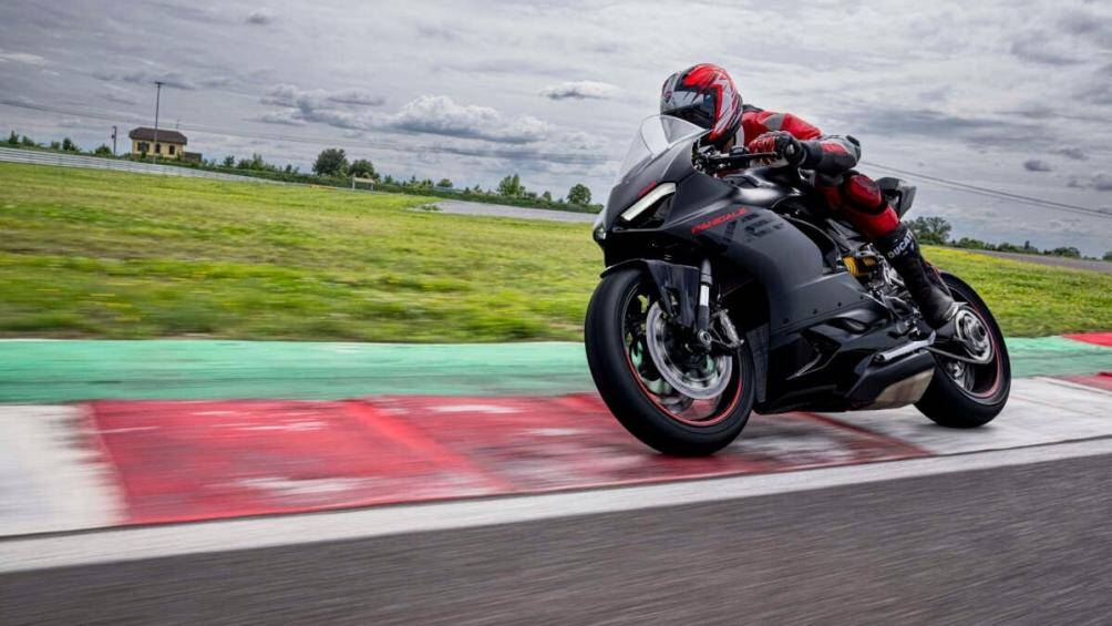 Xe sử dụng động cơ Superquadro V-twin 955 cc đạt tiêu chuẩn Euro 5 có khả năng sản sinh công suất 155 mã lực và mô-men xoắn cực đại 104 Nm