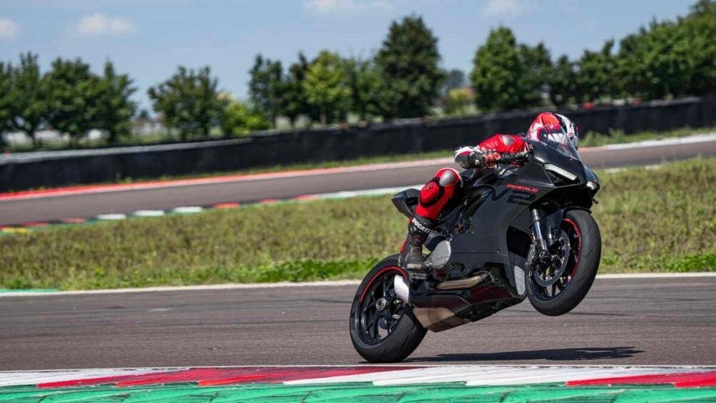 Gói trang bị điện tử trên mẫu xe bao gồm phanh ABS Cornering EVO, Ducati Traction Control (DTC) EVO 2, Ducati Wheelie Control (DWC) EVO...