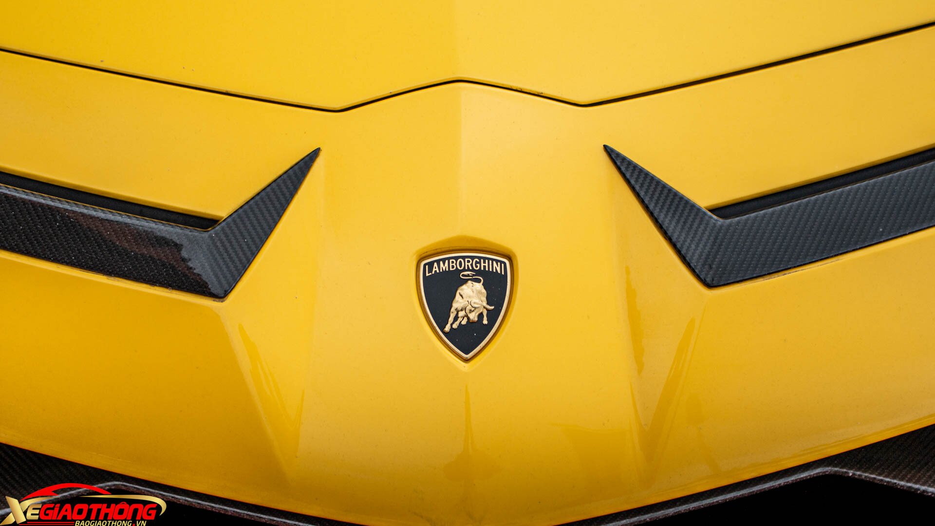 Cụ thể, phần cản trước có thêm phần líp gió bằng sợi carbon uốn quanh phần đầu xe, hai khe thoát khí phía trên cũng được ốp viền sợi carbon tạo điểm nhấn