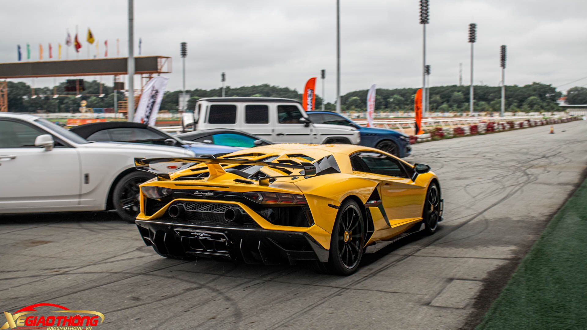 Hệ thống khí động học này hoạt động chủ yếu ở phần cánh gió lớn bằng sợi carbon siêu nhẹ ở đuôi. Khi ALA tắt, cánh gió này hoạt động như một chi tiết gắn cố định đơn thuần, khi được bật, các cánh tà phía trên mở ra giúp tăng lực ép khi xe vận hành ở tốc độ cao. Khi xe vào cua, ALA cũng có thể tác động lên thanh cân bằng của cánh gió giúp chi tiết này nghiêng tùy thuộc vào hướng di chuyển