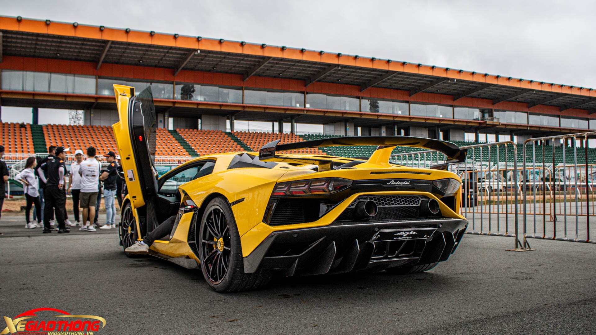 Novitec còn trang bị cho chiếc SVJ thêm bộ khe chia gió cỡ lớn được làm từ sợi carbon siêu nhẹ, có thiết kế khá hầm hố ở phía sau đuôi