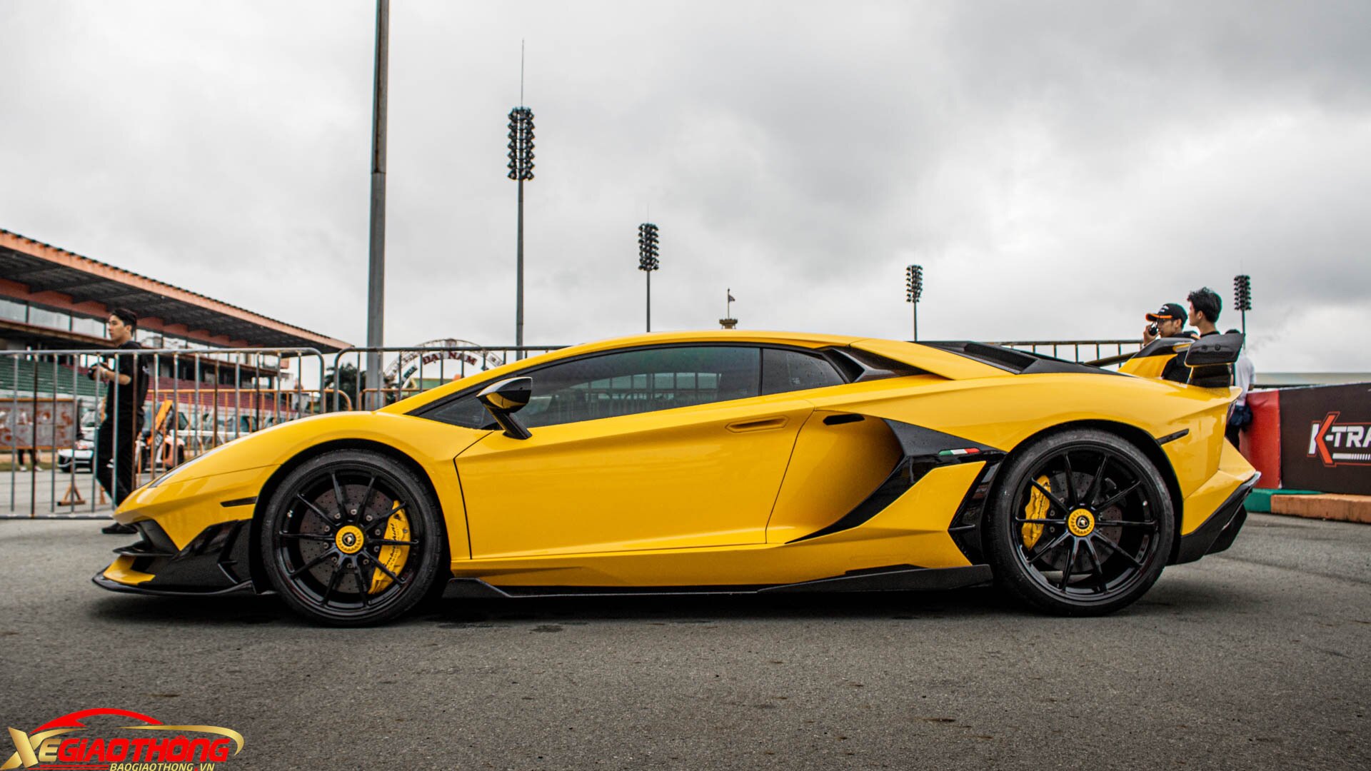 Thân xe còn có phần vây cá ốp vào cánh gió hông của Aventador SVJ. Các khe thoát khí trên nắp động cơ cũng được ốp viền carbon trang trí