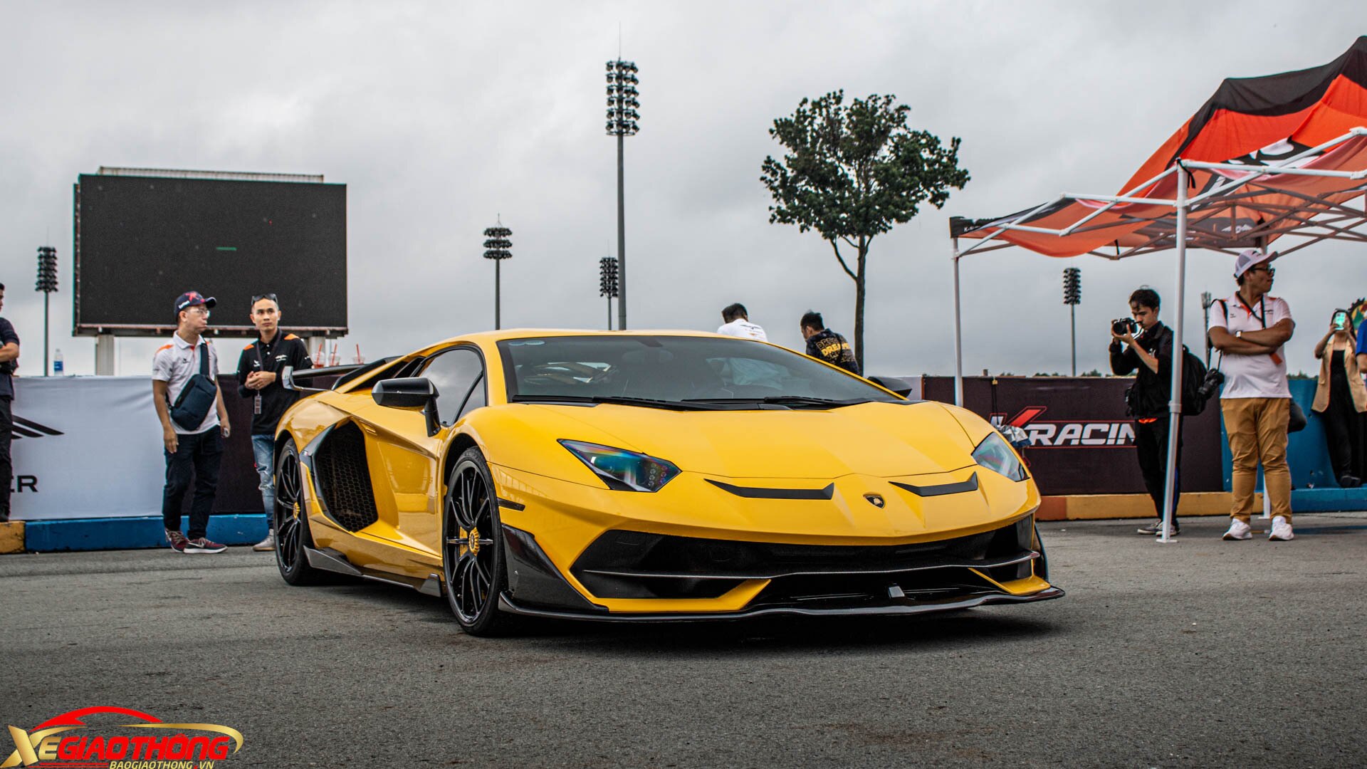 Phần đầu xe có 2 lớp cản tạo nên 2 tầng hút khí. Ở vận tốc thấp, ALA tắt và các cánh quạt đóng lại. Khi hệ thống ALA đi vào hoạt động và cánh tà mở ra sẽ giúp giảm thiểu sức cản gió, mang lại khả năng tăng tốc ấn tượng hơn cho Lamborghini Aventador SVJ