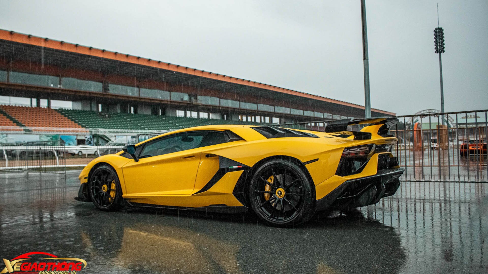 “SVJ” là viết tắt của Super Veloce Jota. Thương hiệu siêu xe Italy chỉ sản xuất 900 chiếc Aventador SVJ Coupe và 800 chiếc Aventador SVJ Roadster (biến thể mui trần). Chiếc Aventador SVJ thứ hai tại Việt Nam mang số thứ tự 791/900