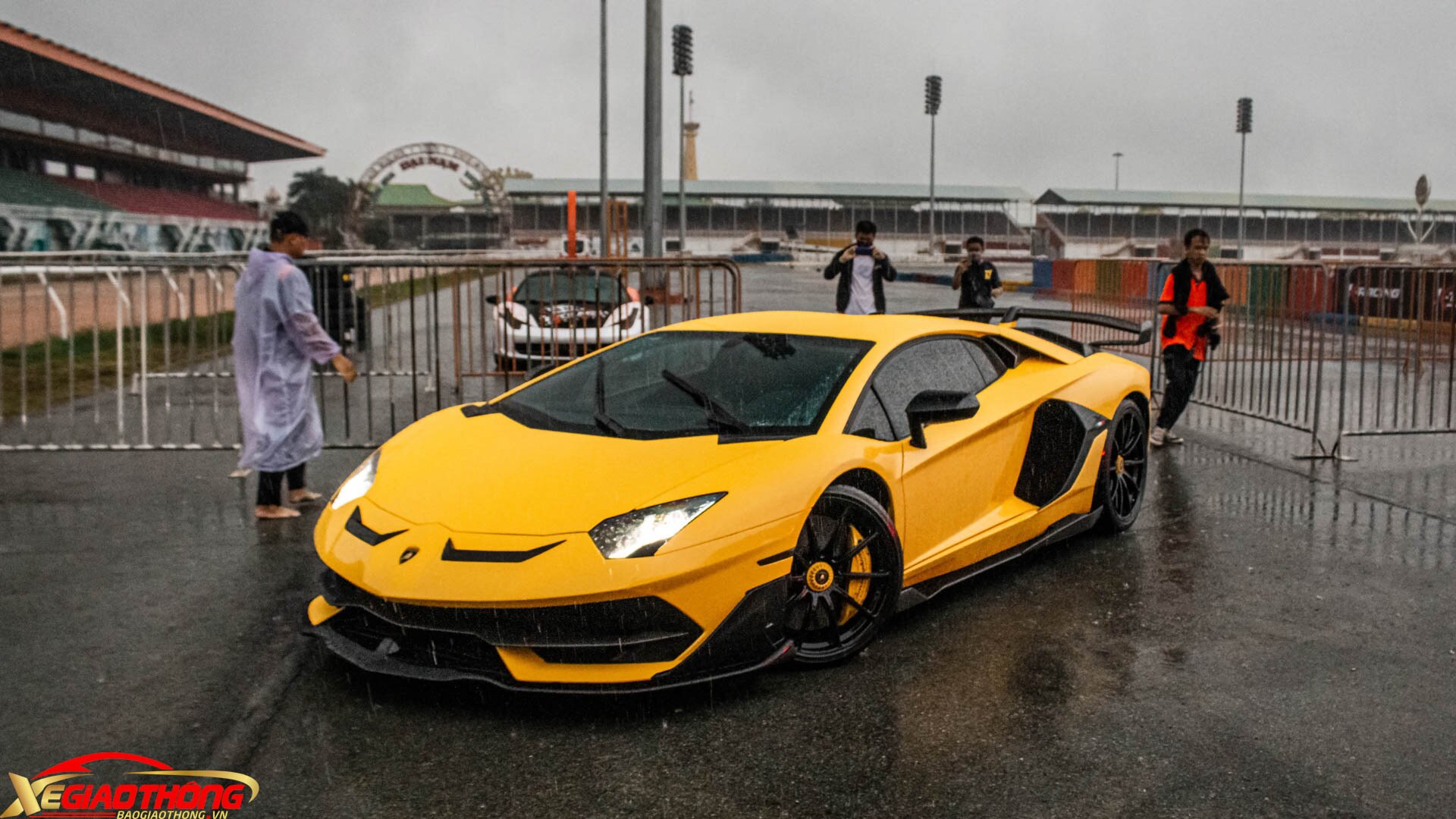 Lamborghini Aventador SVJ vốn là một chiếc siêu xe hàng hiếm tại Việt Nam với số lượng chỉ đếm trên đầu ngón tay (3 chiếc phiên bản mui trần Roadster và 2 chiếc phiên bản Coupe)