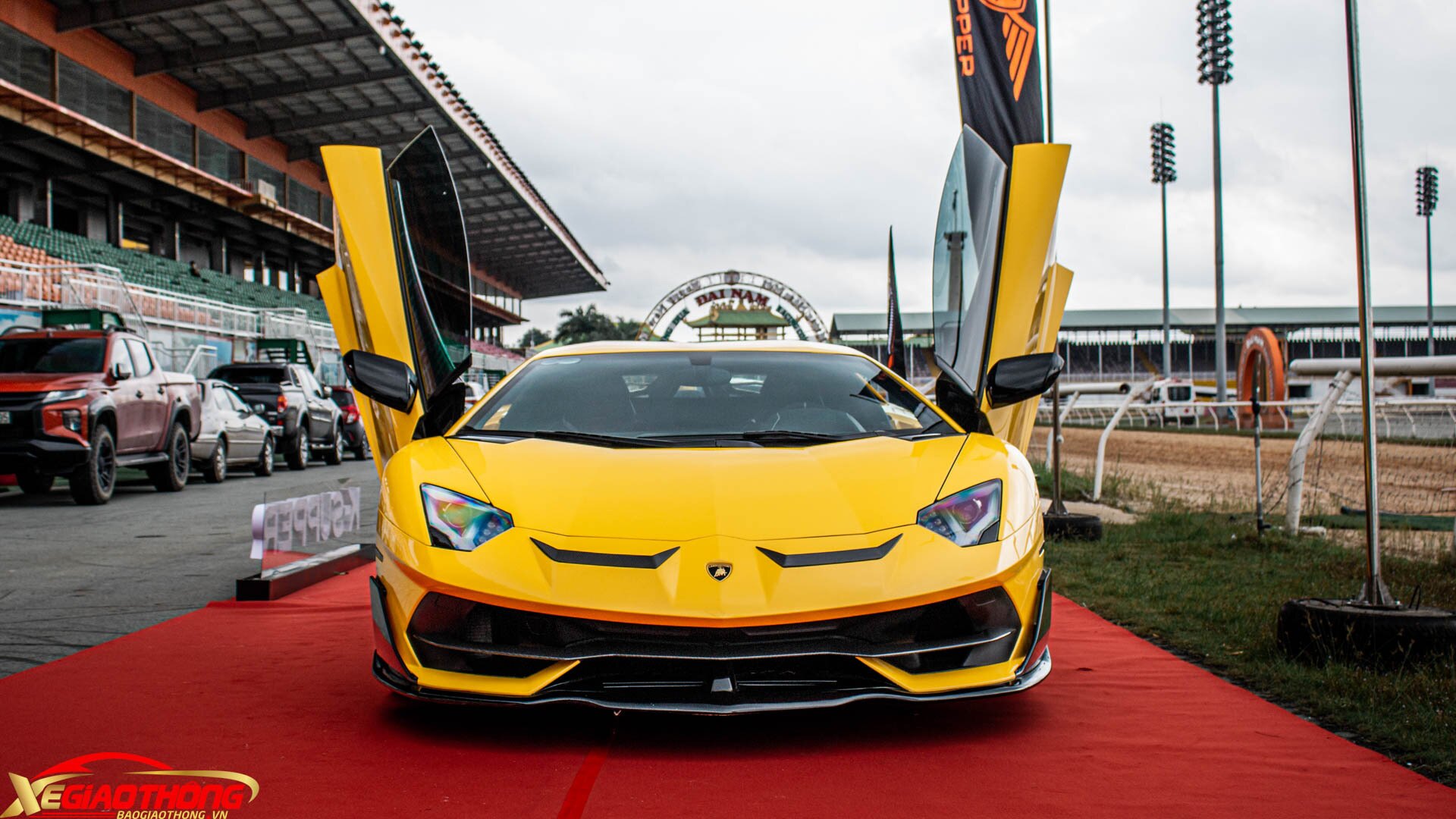 Chiếc siêu xe có màu vàng Giallo Evros, tương phản với hàng loạt các chi tiết đen ở ngoại thất. Gói Novitec “nhẹ” áp dụng cho chiếc siêu xe bao gồm hai ốp khe gió trên mũi xe, líp hốc gió đầu xe, ốp sườn xe, khe hút gió động cơ và khe tản nhiệt sau, tất cả đều làm bằng carbon, giúp giảm một phần khối lượng