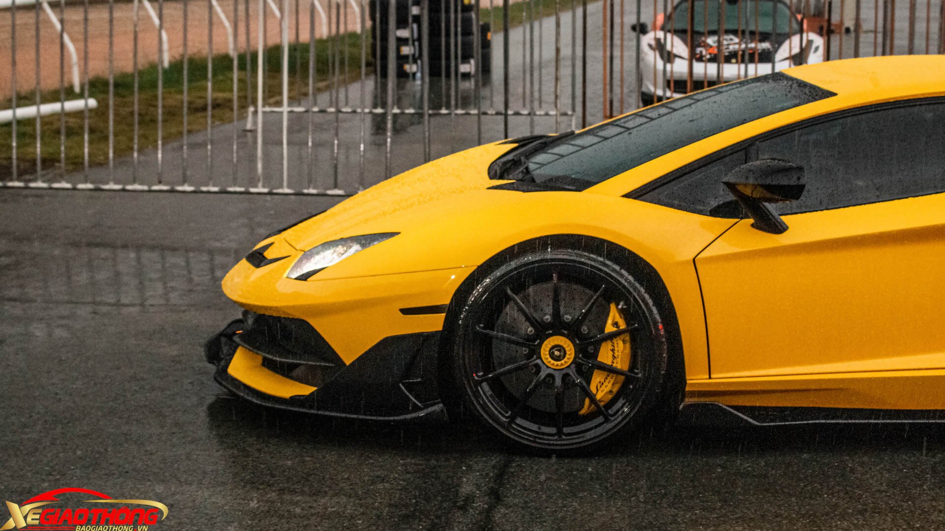 La-zăng 10 chấu kép màu bạc nguyên bản đã được sơn đen, đi kèm bộ lốp Pirelli P Zero Corsa thiết kế riêng để kiểm soát sức mạnh của siêu bò này. Cùm phanh được đổi sang màu vàng để tạo sự tương phản