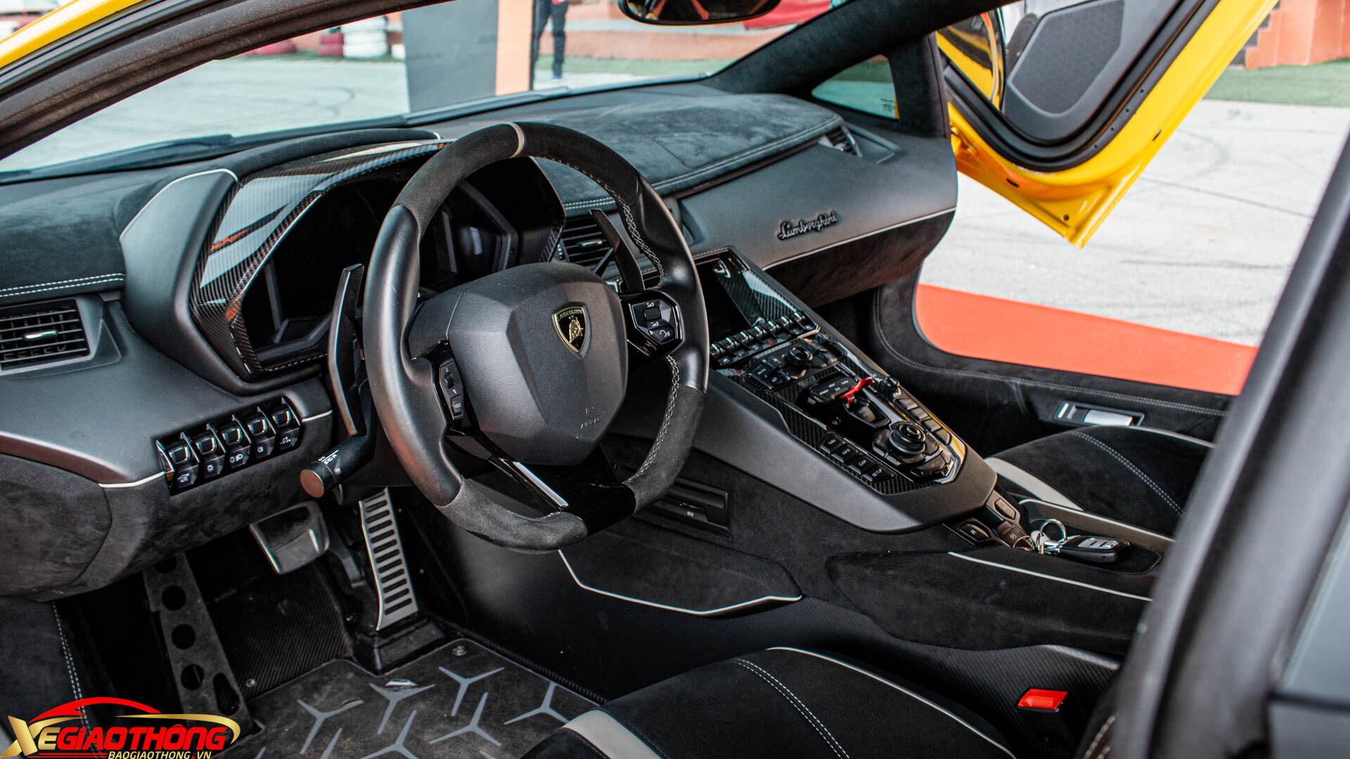 Khoang nội thất của xe gây ấn tượng với các chi tiết làm từ sợi carbon như táp-pi cửa, bệ bước, ốp bảng đồng hồ, bảng điều khiển trung tâm...