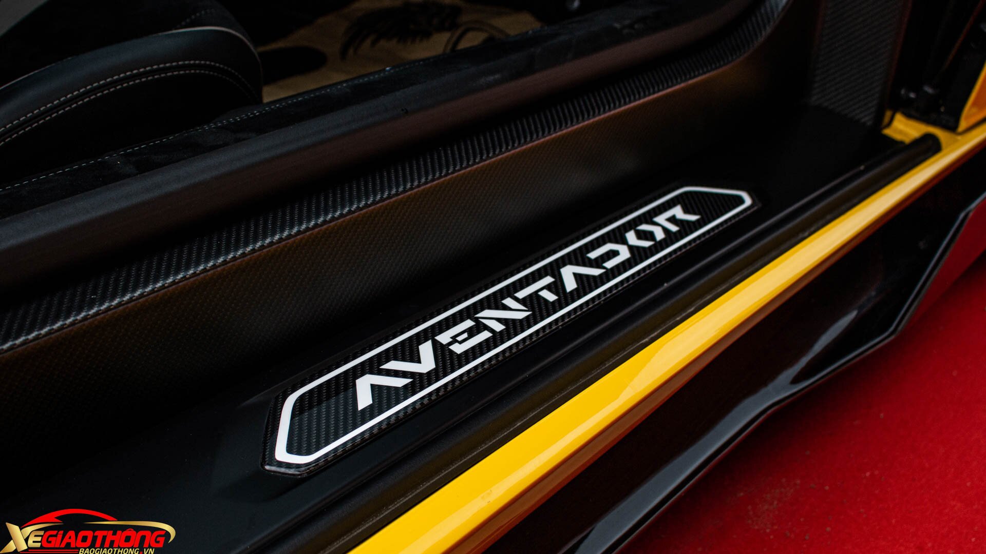 Vô-lăng có thiết kế ba chấu thể thao, tích hợp lẫy chuyển số to bản và các nút chức năng hỗ trợ người lái. Aventador SVJ được trang bị 4 chế độ lái gồm Strada, Sport, Corsa và Ego