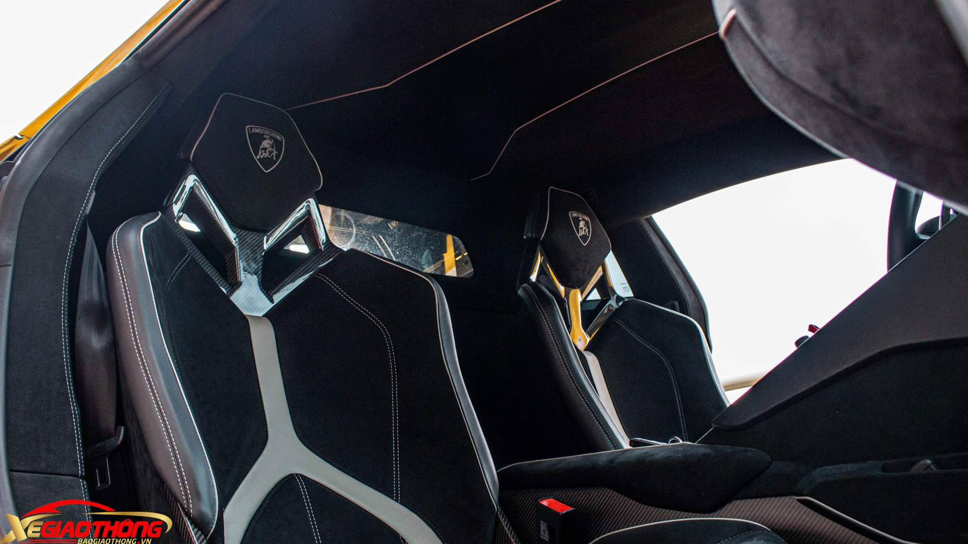 Nổi bật nhất phải kể đến bộ ghế đua chỉnh cơ với phần khung bằng sợi carbon, được bọc da Alcantara tối màu. Dọc theo lưng ghế là các đường sọc trắng ấn tượng, logo của Lamborghini được thêu trên tựa đầu và chữ “SVJ” mang tông màu trắng-đỏ trên mép ghế