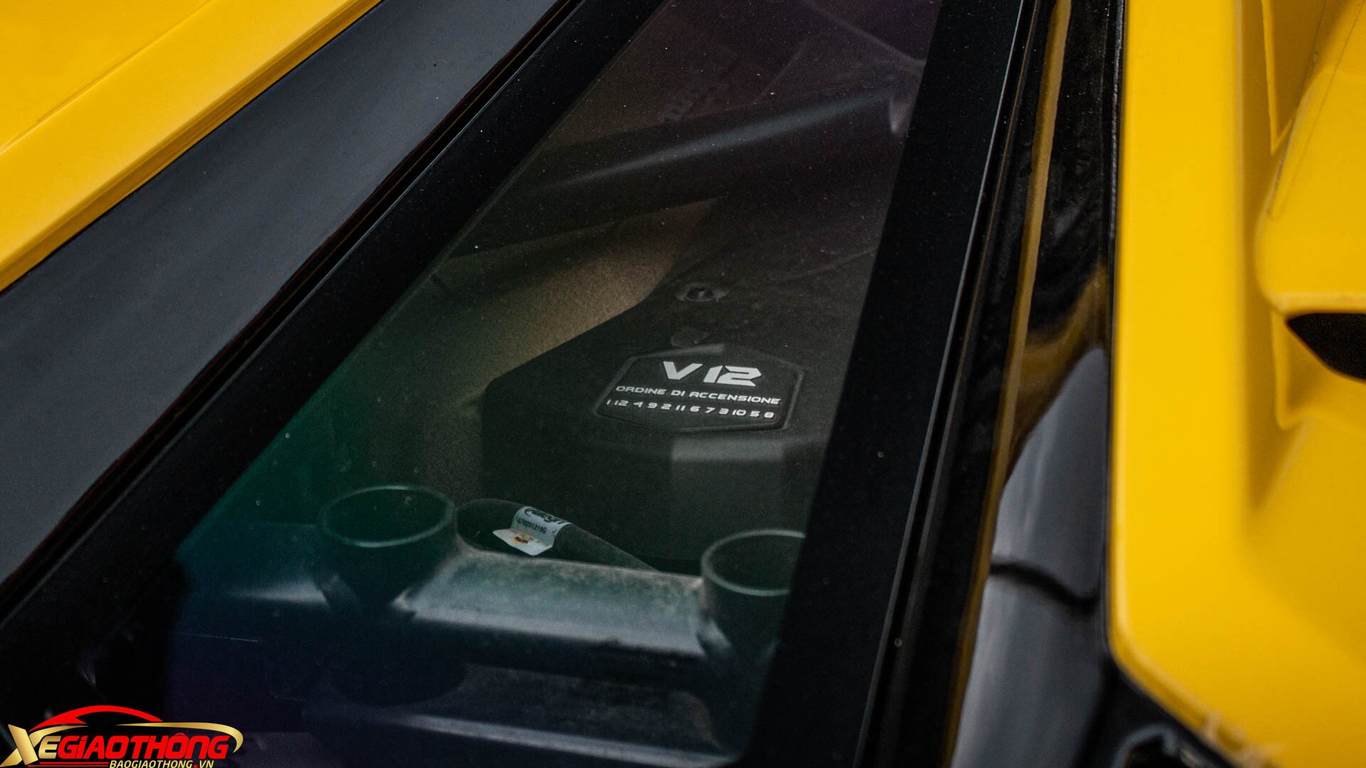 Sức mạnh của Lamborghini Aventador SVJ đến từ khối động cơ hút khí tự nhiên V12 6.5L sản sinh công suất tối đa 770 mã lực và mô-men xoắn cực đại 720Nm. Siêu xe này có thể tăng tốc từ 0-100km/h chỉ trong 2,8 giây, trước khi đạt tốc độ tối đa hơn 350km/h