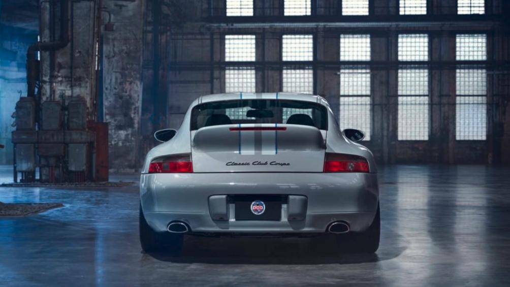 Về động cơ và hiệu năng, chiếc xe đã được tinh chỉnh để có sức mạnh ngang bằng với 911 GT3 thế hệ thứ hai với trang bị động cơ 3,6 lít với công suất 381 mã lực