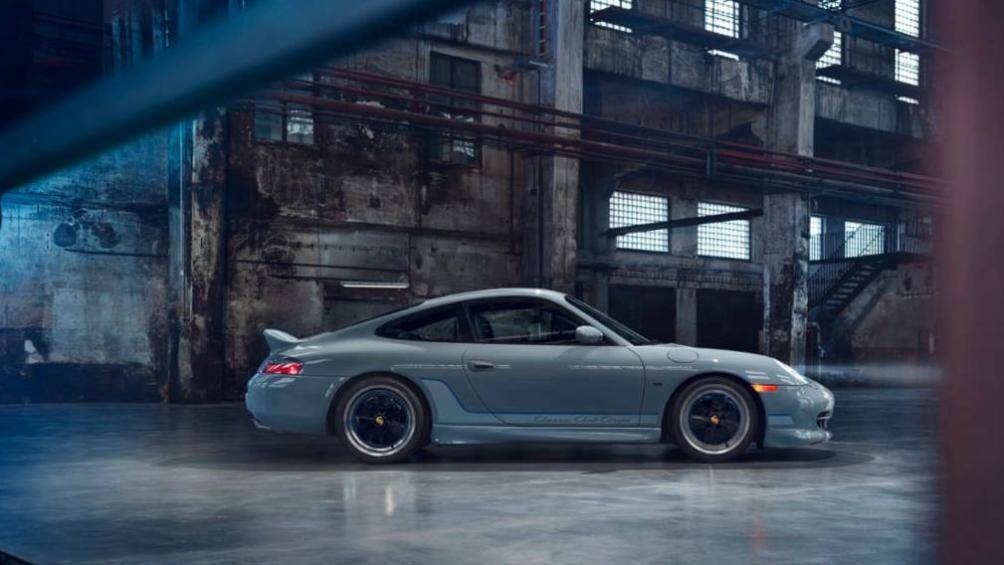 Đường viền bên hông xe có hình dạng một cây gậy khúc côn cầu được sơn màu xám thể thao sáng và mang dòng chữ “Classic Club Coupe”