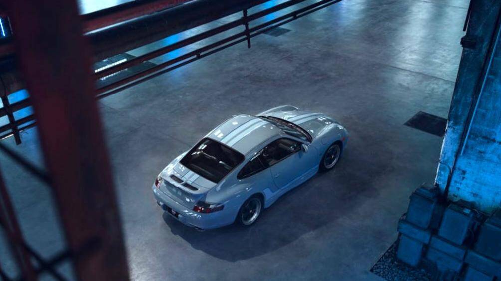 Nắp động cơ nguyên bản của xe đã được thay thế thành cánh gió Ducktail lấy cảm hứng từ mẫu xe thể thao cổ điển 911 Carrera RS 2.7 từ năm 1972