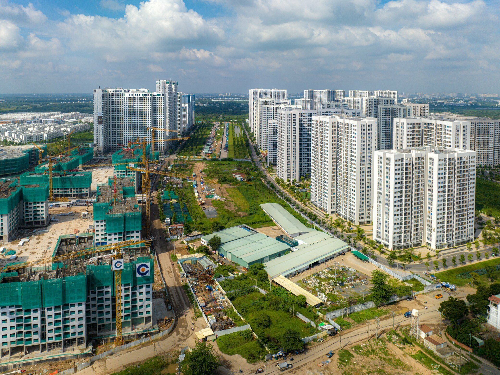 Dọc tuyến 9A, các hạng mục vỉa hè, tụ điện, đèn đường cũng đã được thi công, lắp đặt. Những tiện ích đi kèm xung quanh khu tái định cư cũng đã đi vào hoạt động như trường mầm non, cấp 2, 3 và chợ dân sinh…