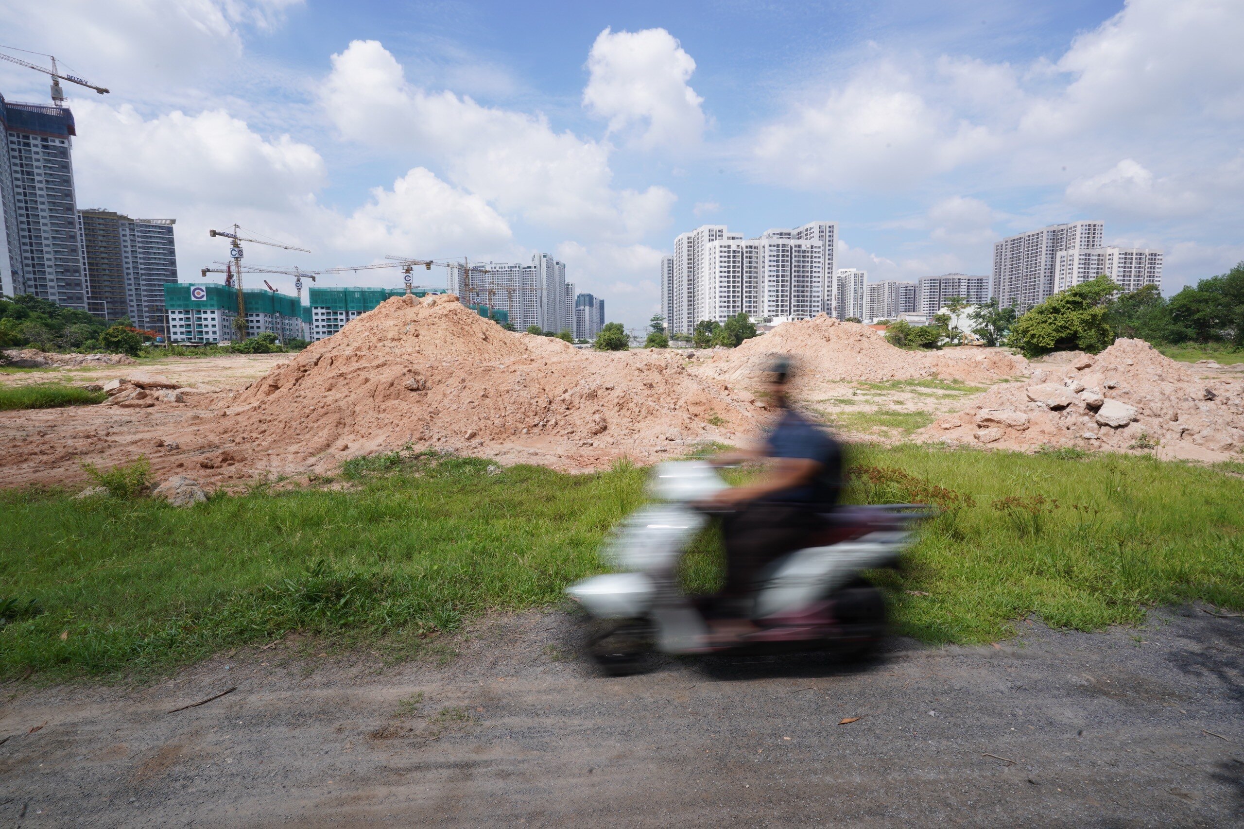 Ông Tám (ngụ phường Long Bình) cho biết hiện một số hộ dân đã rào một số lô để đánh dấu phạm vi. "Sau khi bàn giao mặt bằng, người dân đã tạm chuyển đi, tuy nhiên vẫn còn một số hộ chưa di dời hết", ông Tám cho biết.