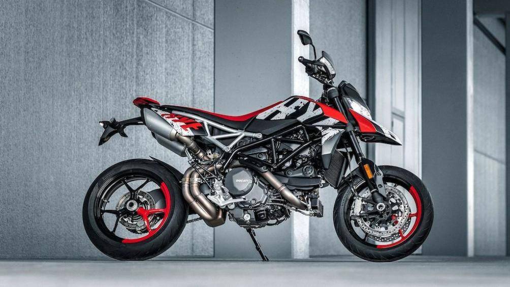 Ducati Hypermotard 950 RVE đời 2024 vẫn gây được sự chú ý với dàn vỏ tem độc đáo