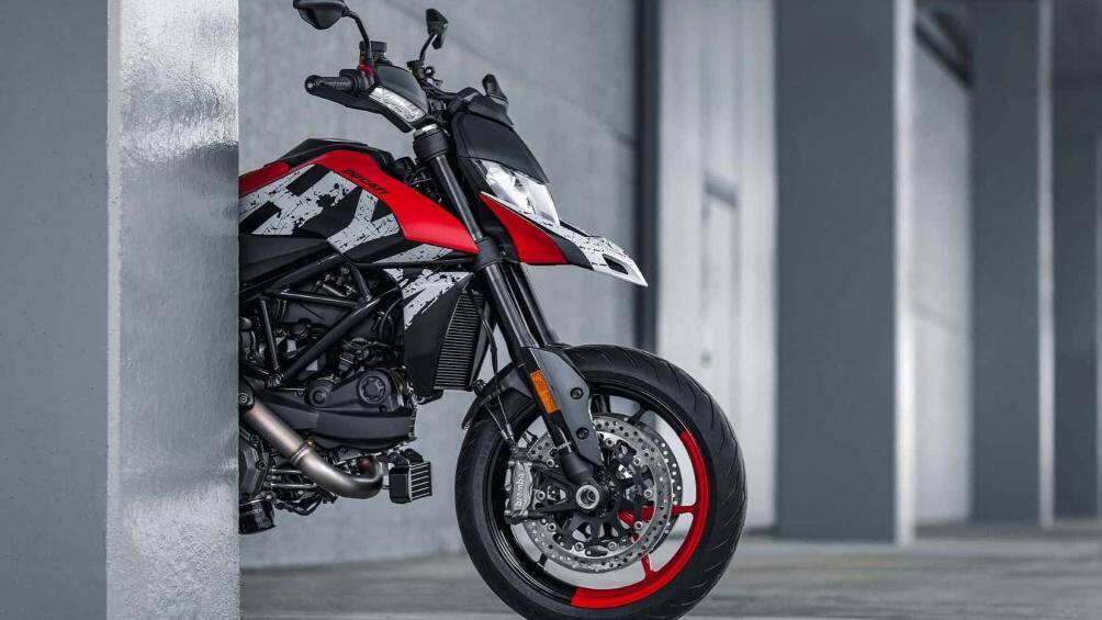 Những tấm decal đặc biệt mềm ra trong nước, với hình in sẵn được dán lên lớp vỏ. Các lớp sơn phủ bóng sẽ bảo vệ cả màu sơn lẫn lớp decal bên trong