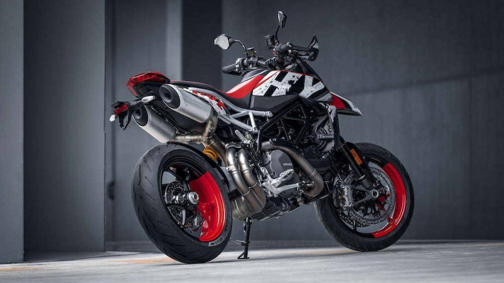 Hypermotard RVE được Ducati trang trí dàn vỏ có hoạ tiết mang tên “Graffiti Livery Evo”, lấy cảm hứng từ nghệ thuật đường phố