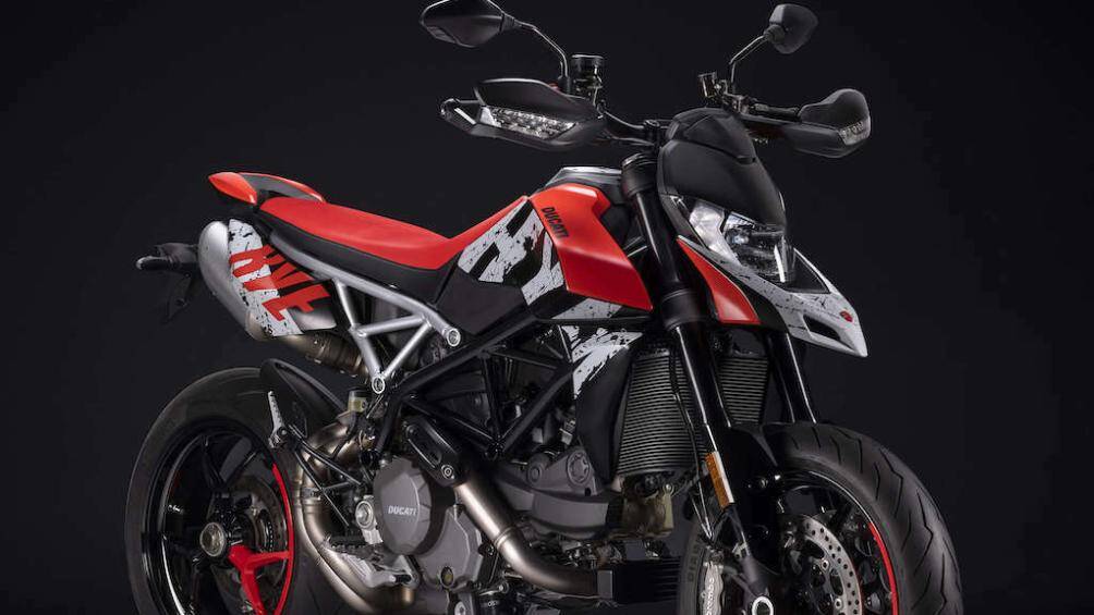 Hãng Ducati đã sử dụng decal chuyển nước cùng màu sơn mới bao phủ toàn bộ thân xe Hypermotard, mang đến cho chiếc xe một vẻ ngoài bóng bẩy