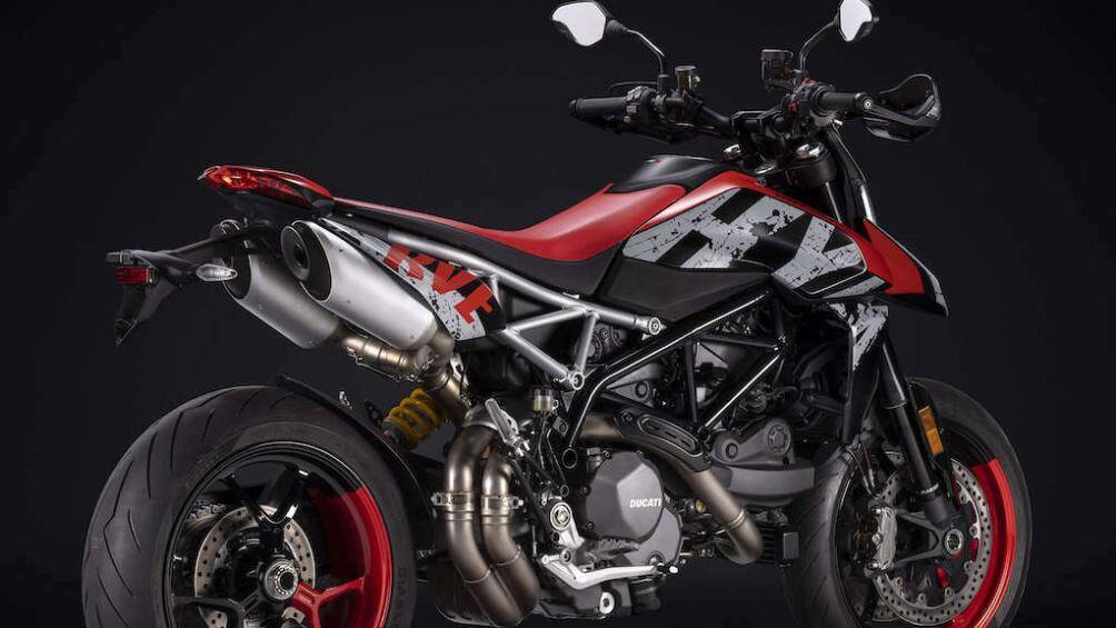 Ngoài dàn vỏ, bộ mâm xe cũng được sơn 2 tông màu nổi bật hơn. So với phiên bản thường, Hypermotard RVE cũng vượt trội hơn bởi quickshift 2 chiều lắp sẵn