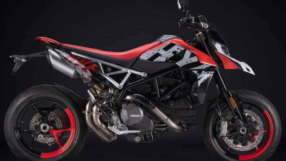 Chiếc xe vẫn dùng khối động cơ L-Twin Testastretta 11° dung tích 937cc, cho tổng công suất 114 mã lực và 96 Nm