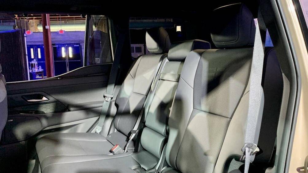 Phía trước cần số là khu vực chuyển chế độ lái. Kế bên là vị trí sạc không dây. Bệ trung tâm của Lexus GX mới vẫn tích hợp ngăn làm lạnh