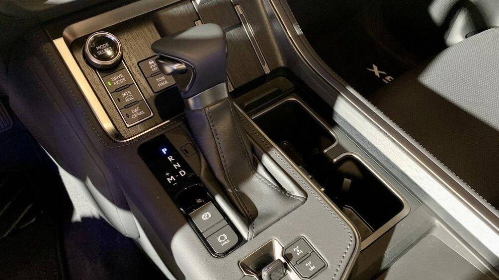 Vô lăng tích hợp các phím bấm media, đàm thoại rảnh tay, ga tự động thích ứng, lẫy chuyển số. Phía sau là cụm đồng hồ dạng điện tử toàn phần