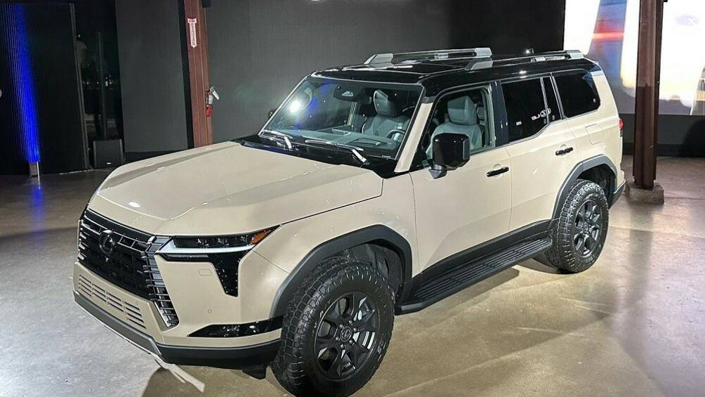 Hàng ghế trước chỉnh điện đa hướng, tích hợp sưởi ấm/làm mát/massage. Hàng ghế sau chỉ có tính năng sưởi nhưng được trang bị thêm rèm che nắng cho hai bên cửa sổ