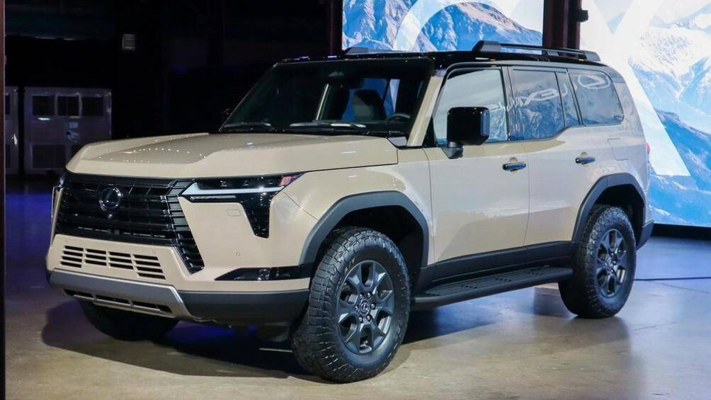 So với bản tiền nhiệm, thế hệ mới dài hơn 70 mm, rộng hơn 95 mm, chiều dài cơ sở tăng 60 mm