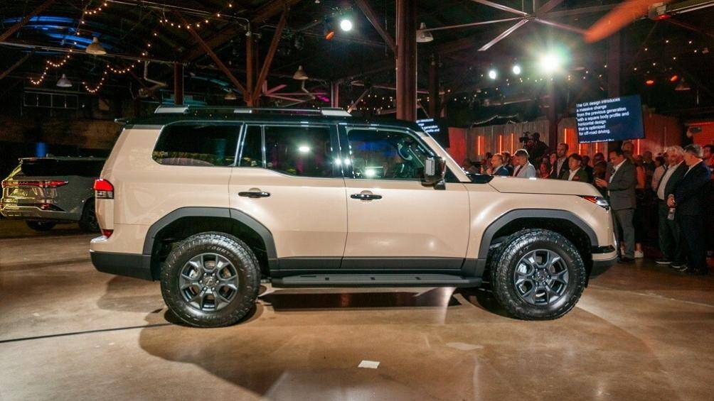 Chiếc xe trong bài viết thuộc phiên bản địa hình, sử dụng mâm đa chấu kích thước 18 inch đi kèm bộ lốp địa hình và trang bị tấm bảo vệ gầm