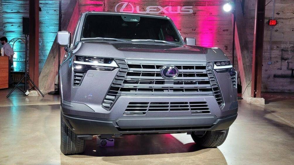 Phần đầu xe có lưới tản nhiệt được tinh chỉnh tạo sự khác biệt so với các sản phẩm của Lexus hiện nay. Cụm đèn pha LED được thiết kế dải đèn ban ngày chạy ngang