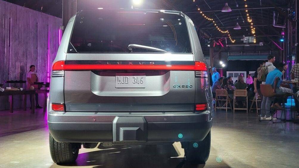 Phần đuôi xe mang đường nét của Toyota Land Cruiser thế hệ mới nhất. Cụm đèn hậu LED kéo dài sang hai bên