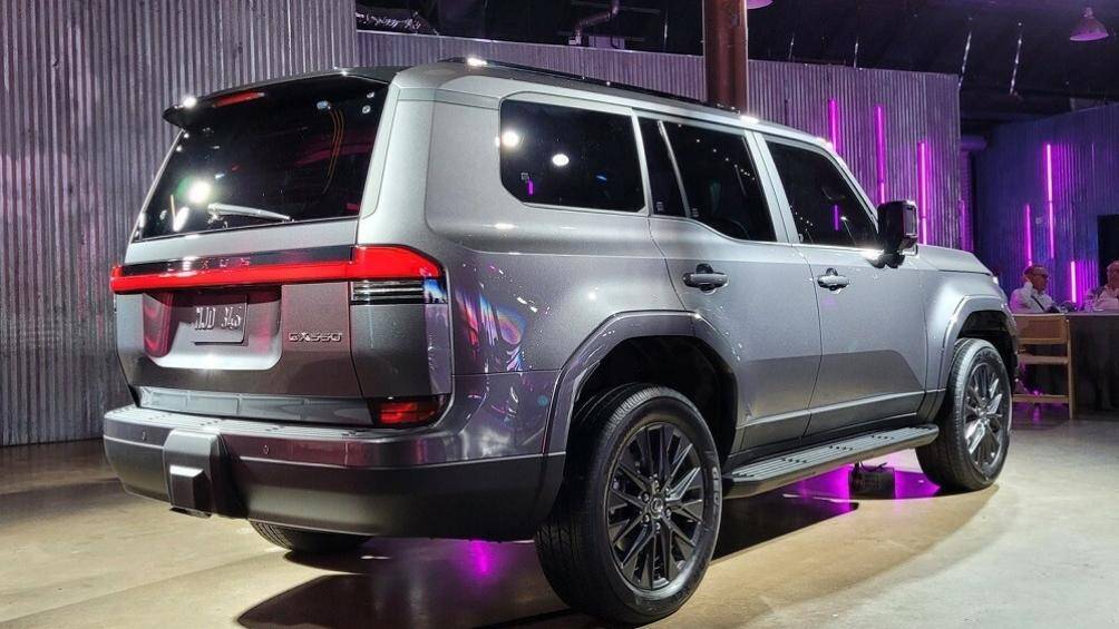 Cửa cốp của Lexus GX mới có thể mở theo kiểu thông thường hoặc chỉ mở riêng phần kính