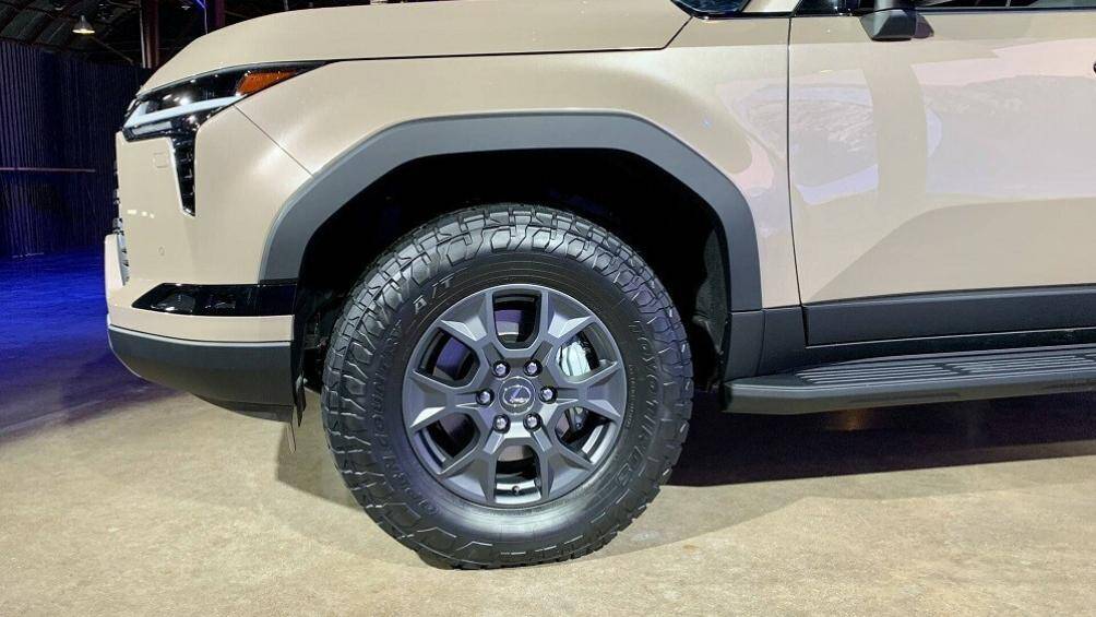 Lexus GX 2024 tạm thời chưa được công bố giá. Thông tin này sẽ chỉ được công khai gần thời điểm xe đi vào lắp ráp tại Nhật Bản vào đầu năm 2024