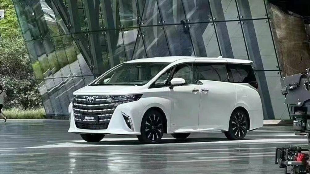 Trước thời điểm ra mắt chính thức vào ngày 21/6, hình ảnh Toyota Alphard 2023 đã lộ diện hoàn toàn trên đường phố khi được vận chuyển đến đại lý