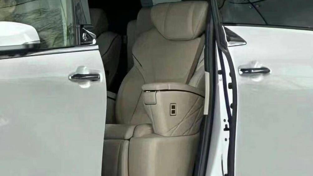 Trong đó, phiên bản Executive Lounge cao cấp nhất sẽ được trang bị nội thất 3 hàng ghế với 7 chỗ ngồi