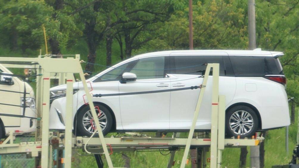 Bên sườn xe được bổ sung đường dập gân mới, kéo dài từ cột B đến đuôi xe và dốc dần xuống ở chắn bùn sau