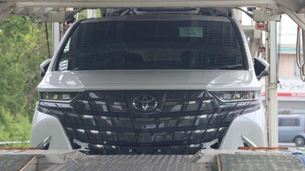 Đèn LED định vị ban ngày của xe bao gồm 8 đèn mỗi bên và được chia thành 2 tầng, thêm vào đó là công nghệ đèn chiếu xa thích ứng AHS