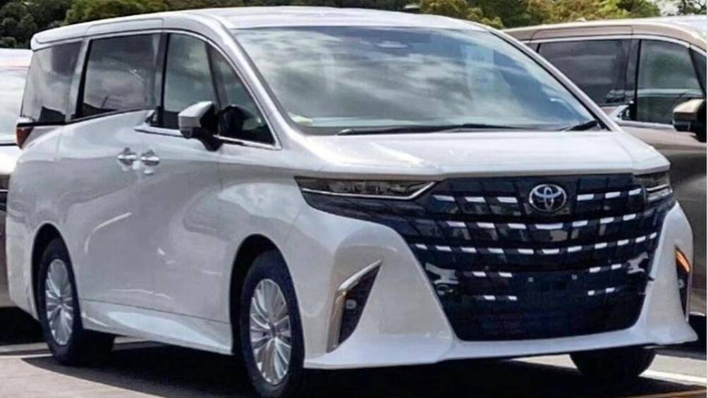 Đúng như hình ảnh rò rỉ trước đó, mẫu MPV này vẫn được trang bị lưới tản nhiệt cỡ lớn trên đầu xe, kéo dài gần hết cản trước