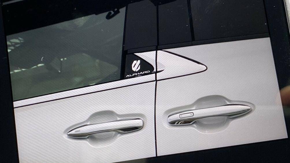 Ghế của bản Executive Lounge dự kiến được bọc bằng chất liệu da thật, giống với xe Lexus. Trong khi đó, tapi cửa được bọc da và khâu hình quả trám